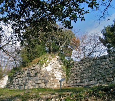 Aix-en-Pce, Entremont, 2e rempart, courtine et bastion 2, tronc d'arbre à droite, vue depuis l'ouest